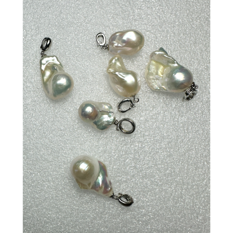 HKAG1006-026 白伴強彩光巴洛克萬能扣吊墜（隨機／不含鏈） 13 × 23MM (A26)