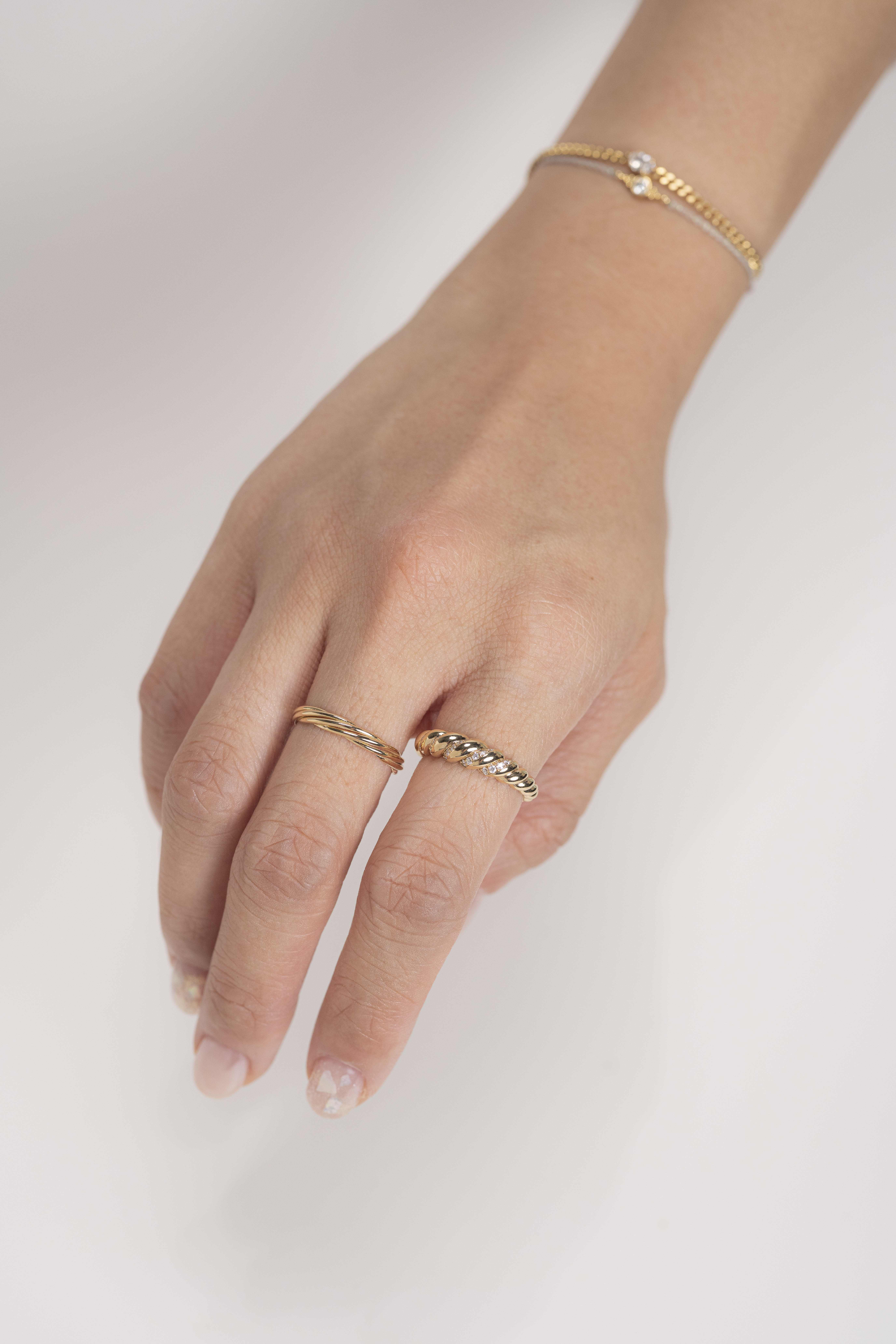 18K Luxurious Swirl Diamond Ring