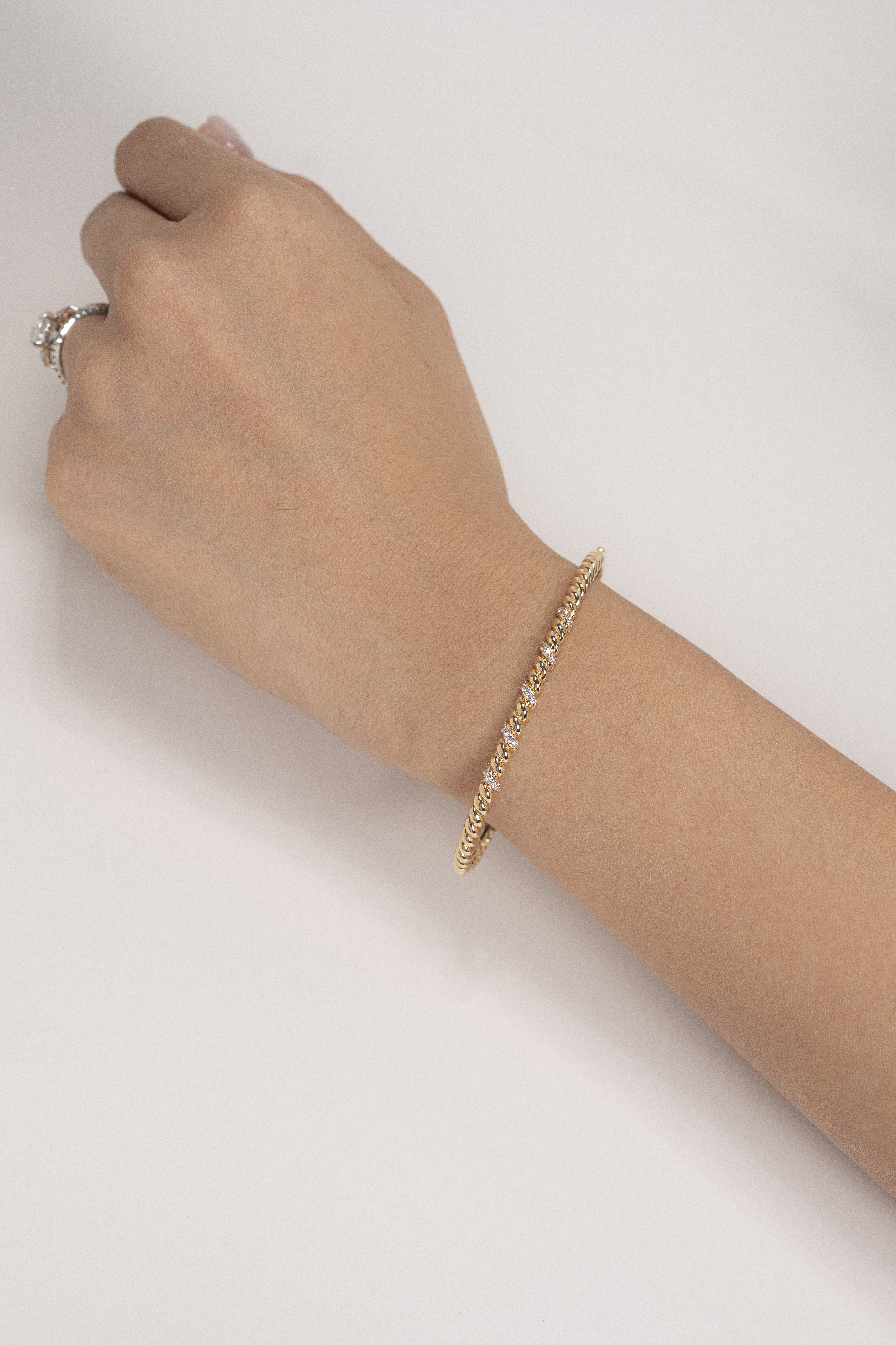 18K Luxurious Swirl Diamond Bangle
