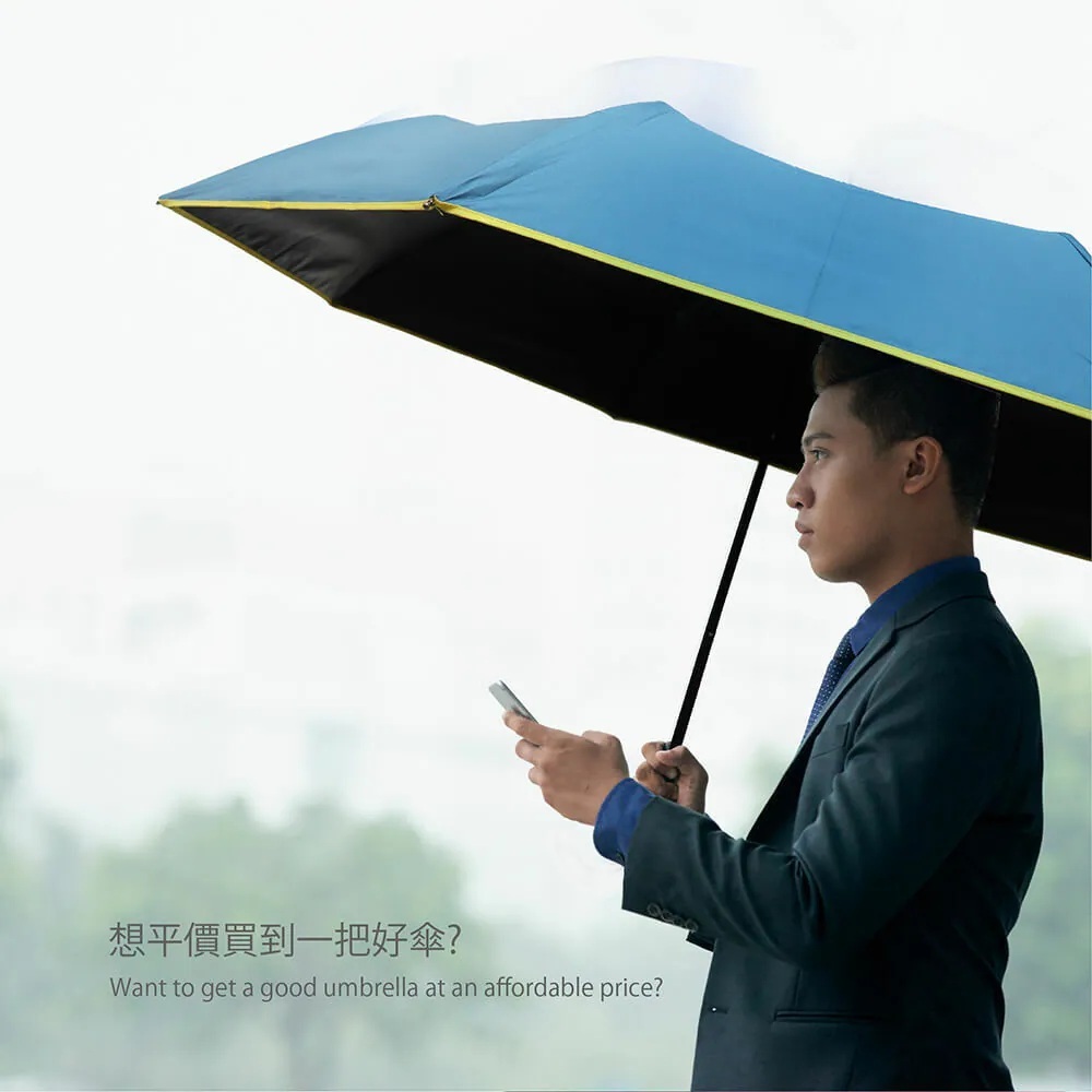 商務男士使用藍色黑膠防曬折疊傘,寬大傘面適合晴雨兩用與日常通勤