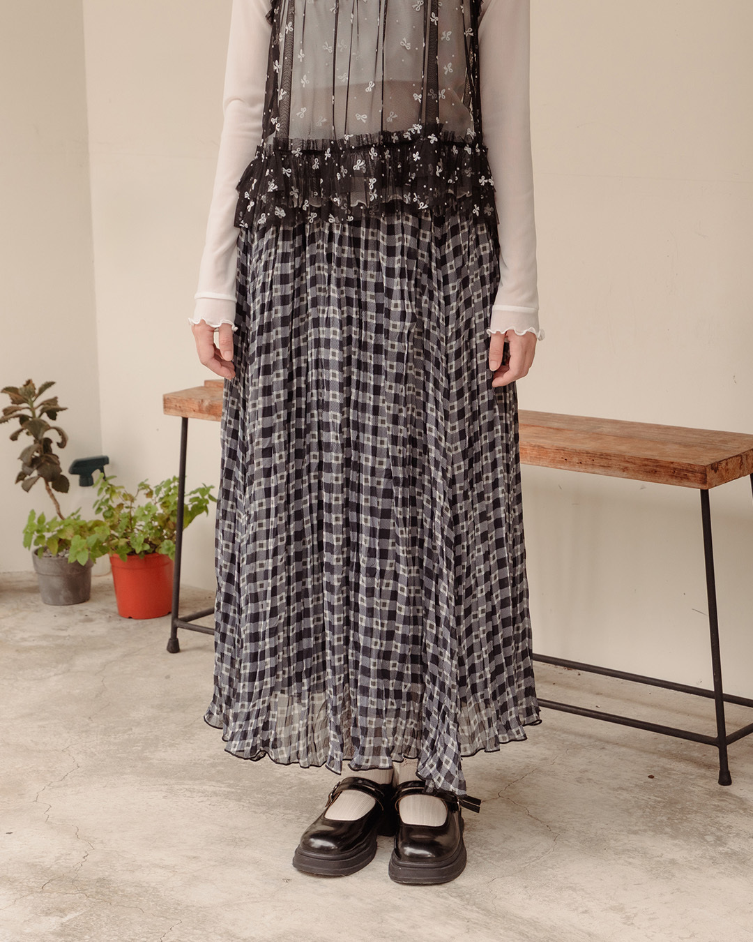 Color-blocked plaid pleated chiffon maxi dress, available in two colors.【03021798】in stock+pre-order