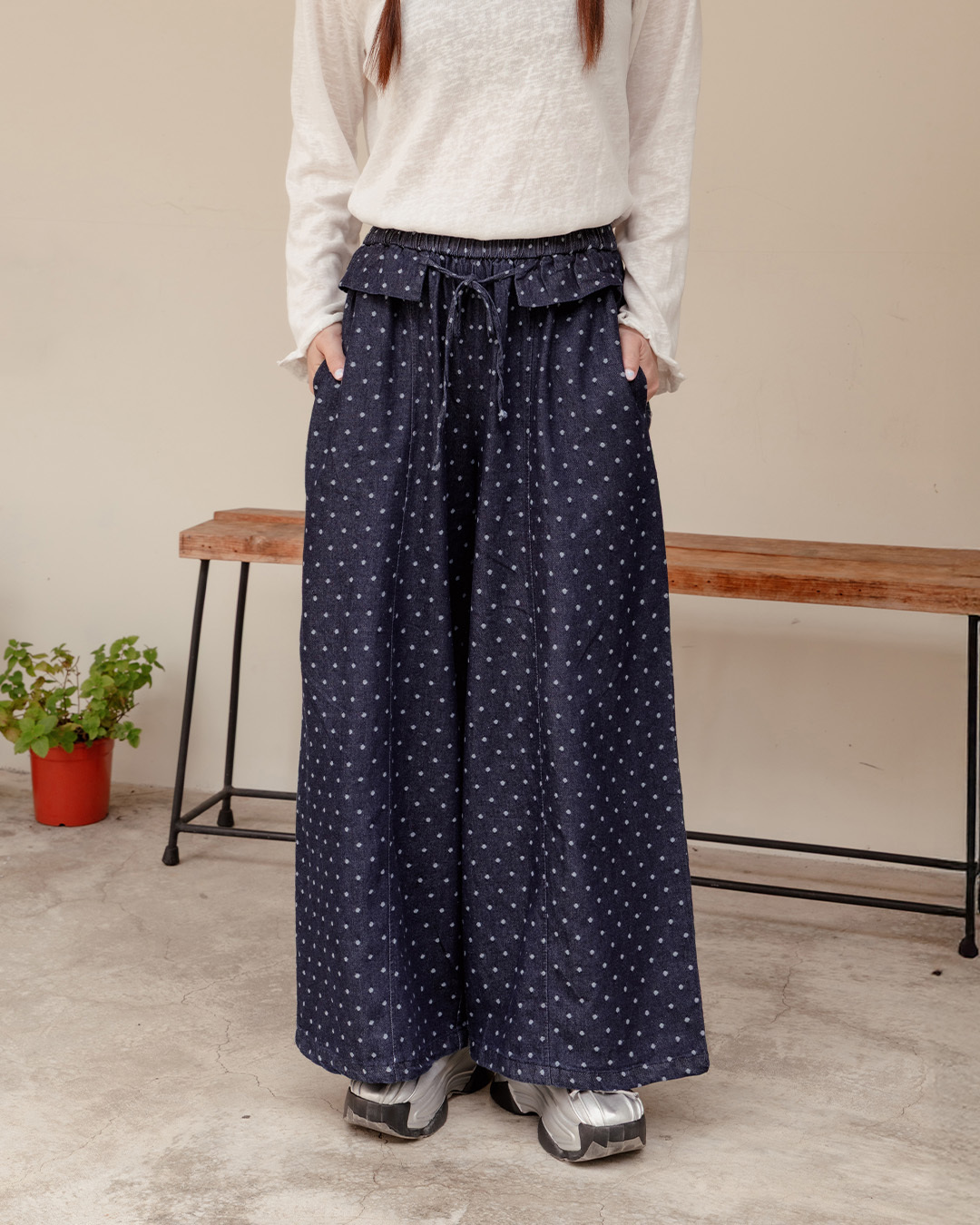 Dotted ruffled seam lace-up jeans, available in two colors.【04011919】in stock+pre-order