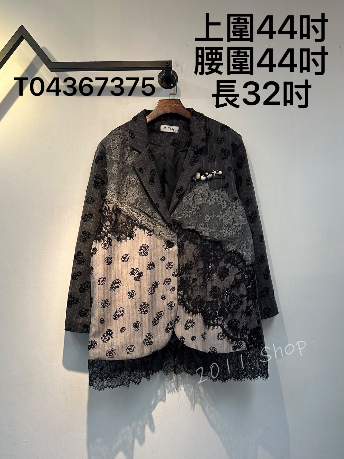 條紋蕾絲刺繡玫瑰墊肩西裝褸  上圍44吋 腰圍44吋 長32吋  T04367375