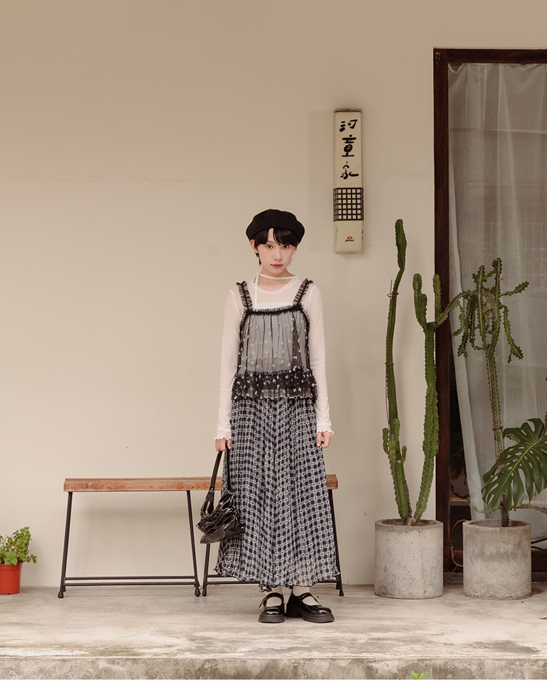 Color-blocked plaid pleated chiffon maxi dress, available in two colors.【03021798】in stock+pre-order