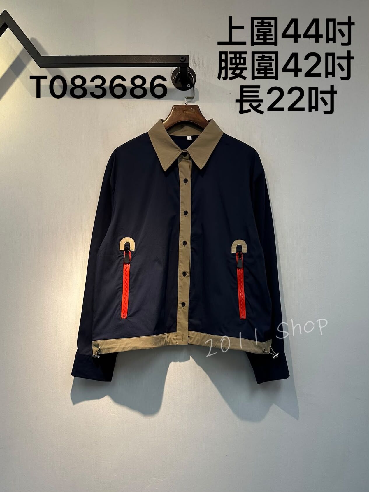 翻領拼色隱形拉鍊鈕扣恤衫  上圍44吋 腰圍42吋 長22吋  T083686