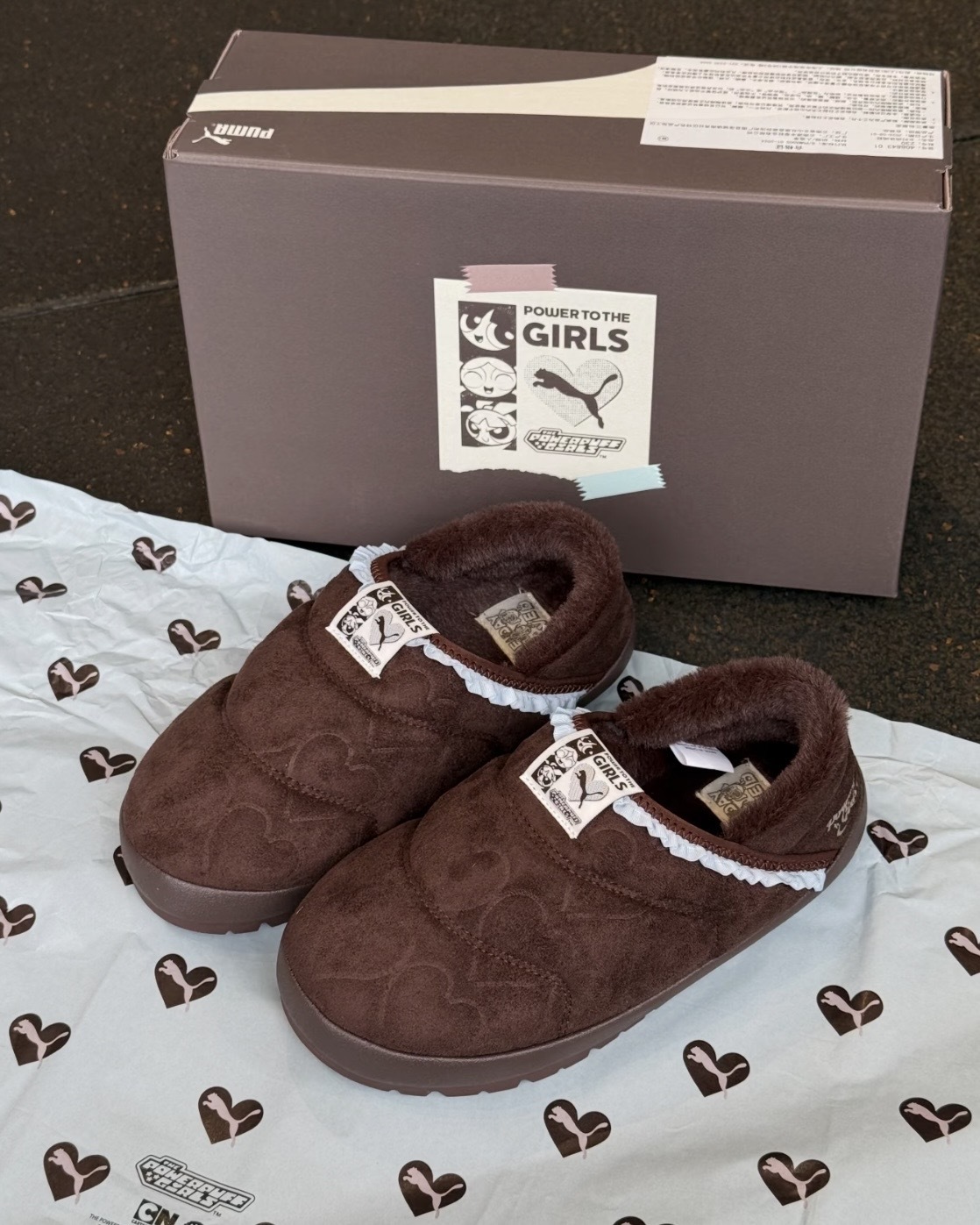 POWERPUFF GIRLS X PUMA TUFF SLIPPERS 飛天小女警 聯名款 巧克力棕 摩卡 淡藍 愛心壓紋 花邊 荷葉邊 麵包拖 拖鞋 懶人鞋 穆勒鞋 女鞋 408843-01 / 調貨