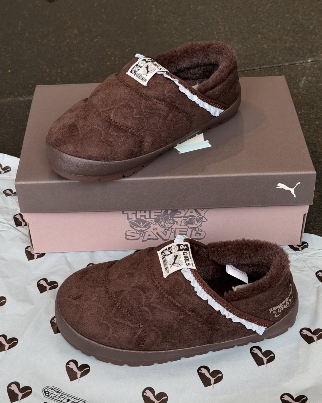 POWERPUFF GIRLS X PUMA TUFF SLIPPERS 飛天小女警 聯名款 巧克力棕 摩卡 淡藍 愛心壓紋 花邊 荷葉邊 麵包拖 拖鞋 懶人鞋 穆勒鞋 女鞋 408843-01 / 調貨