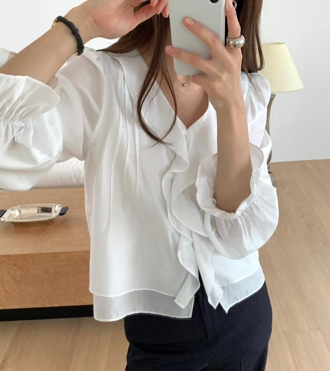 浪漫女子荷葉滾邊V領上衣