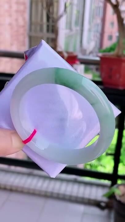 927242 61.7mm冰潤飄綠花翡翠正圈手鐲 (60-62)