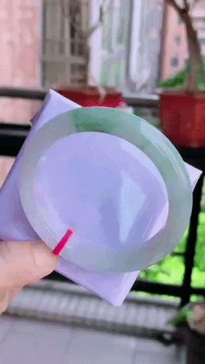 927242 61.7mm冰潤飄綠花翡翠正圈手鐲 (60-62)