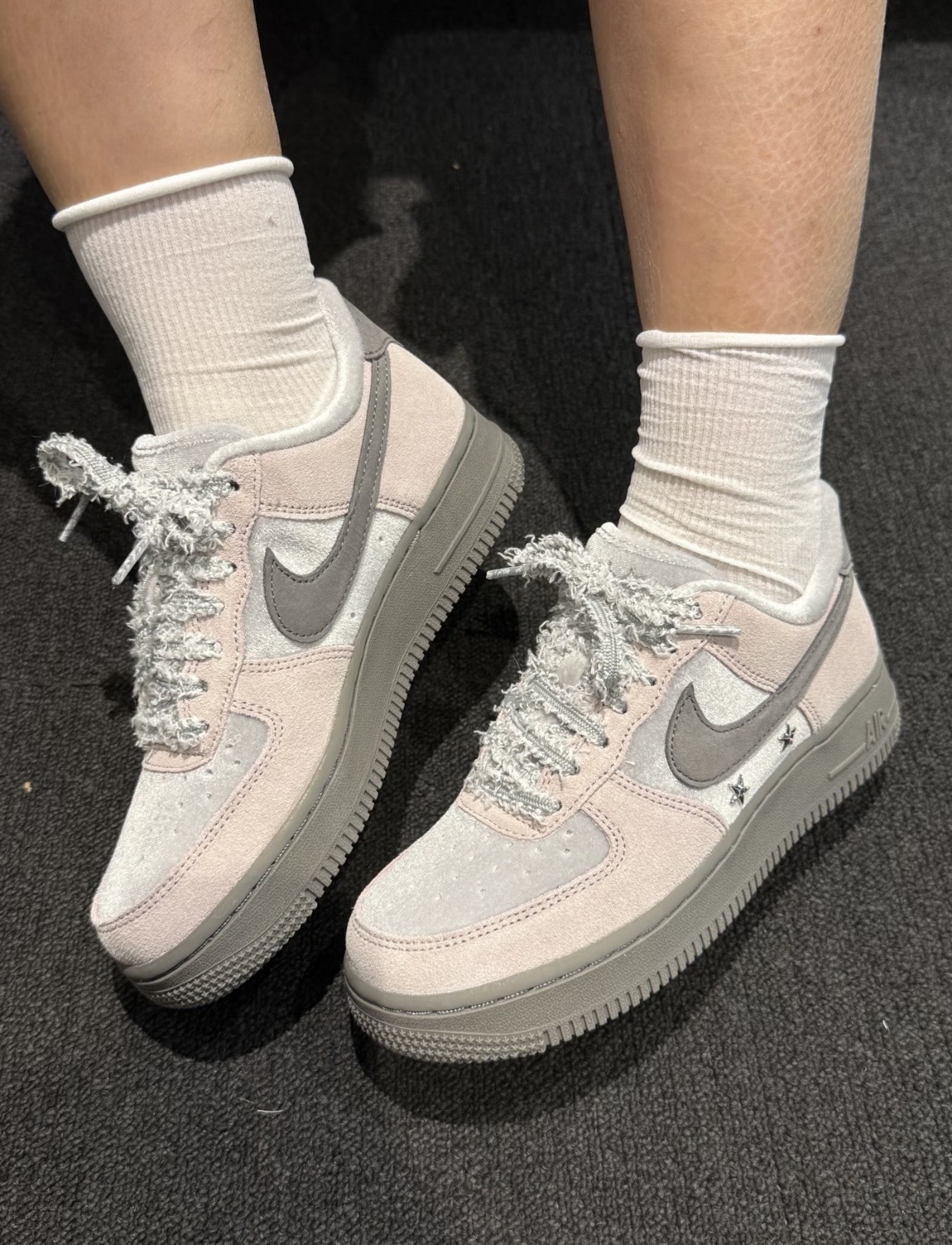 【預訂】 NIKE AIR FORCE 1 麂皮碳灰星星-WOMEN