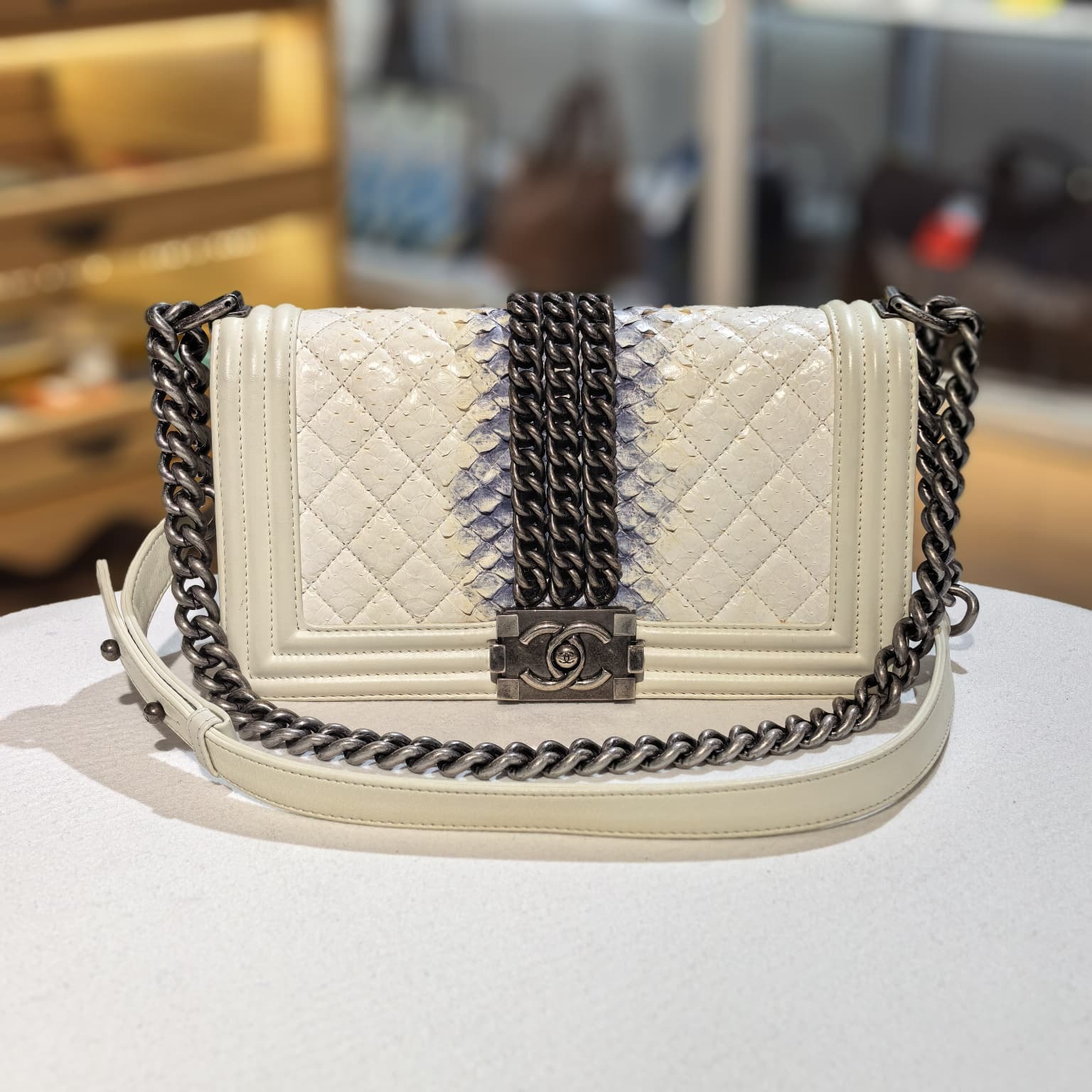 限時特價!!! 95%NEW二手 BOY CHANEL A67086 WHITE SNAKE LEATHER LEBOY CHAIN SHOULDER BAG, 香奈兒黑白漸變暈邊蟒蛇皮斜背包中碼 #香榭站正品