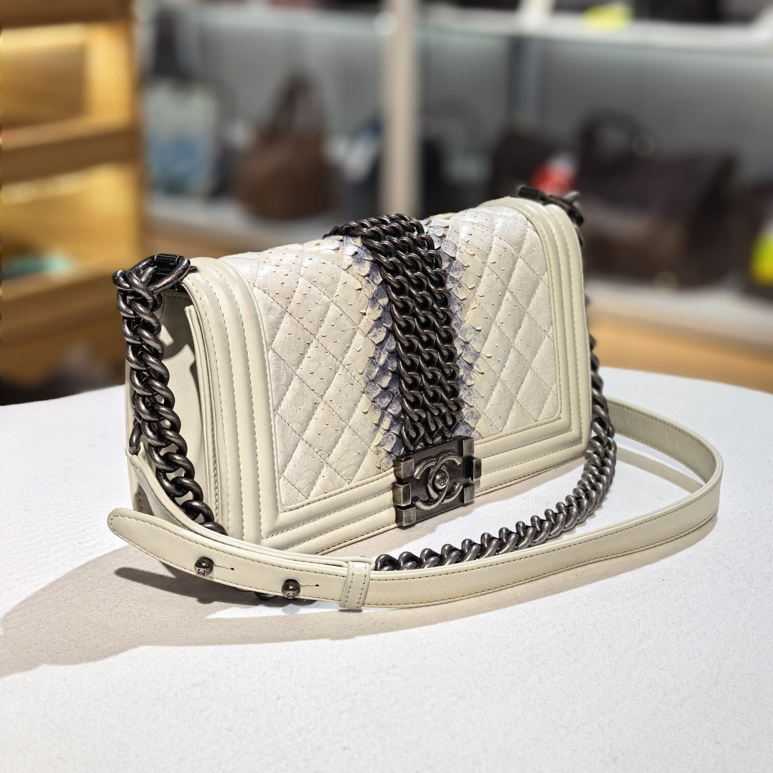 限時特價!!! 95%NEW二手 BOY CHANEL A67086 WHITE SNAKE LEATHER LEBOY CHAIN SHOULDER BAG, 香奈兒黑白漸變暈邊蟒蛇皮斜背包中碼 #香榭站正品