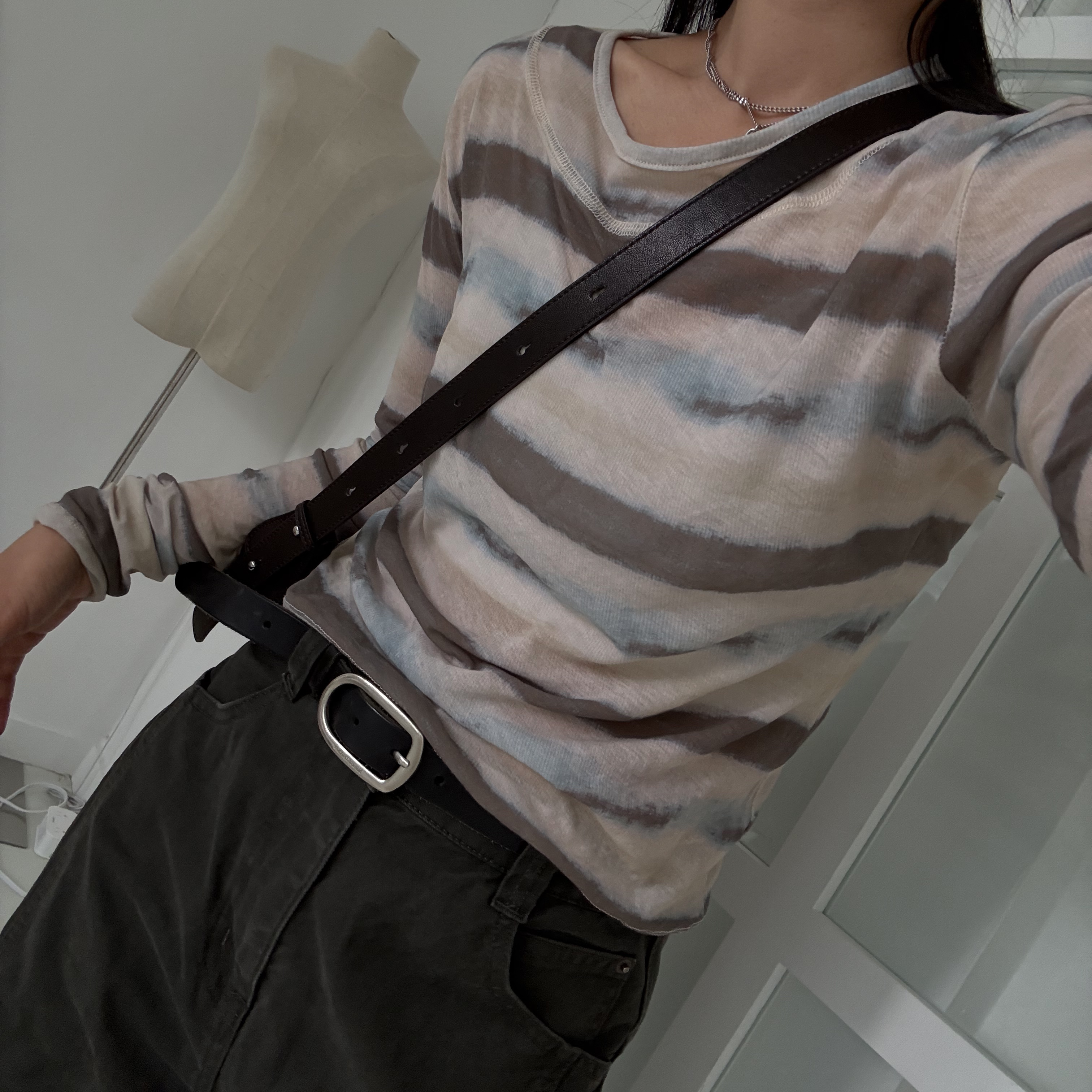 O27個性女孩的微貼疊搭透膚上衣(米綠)