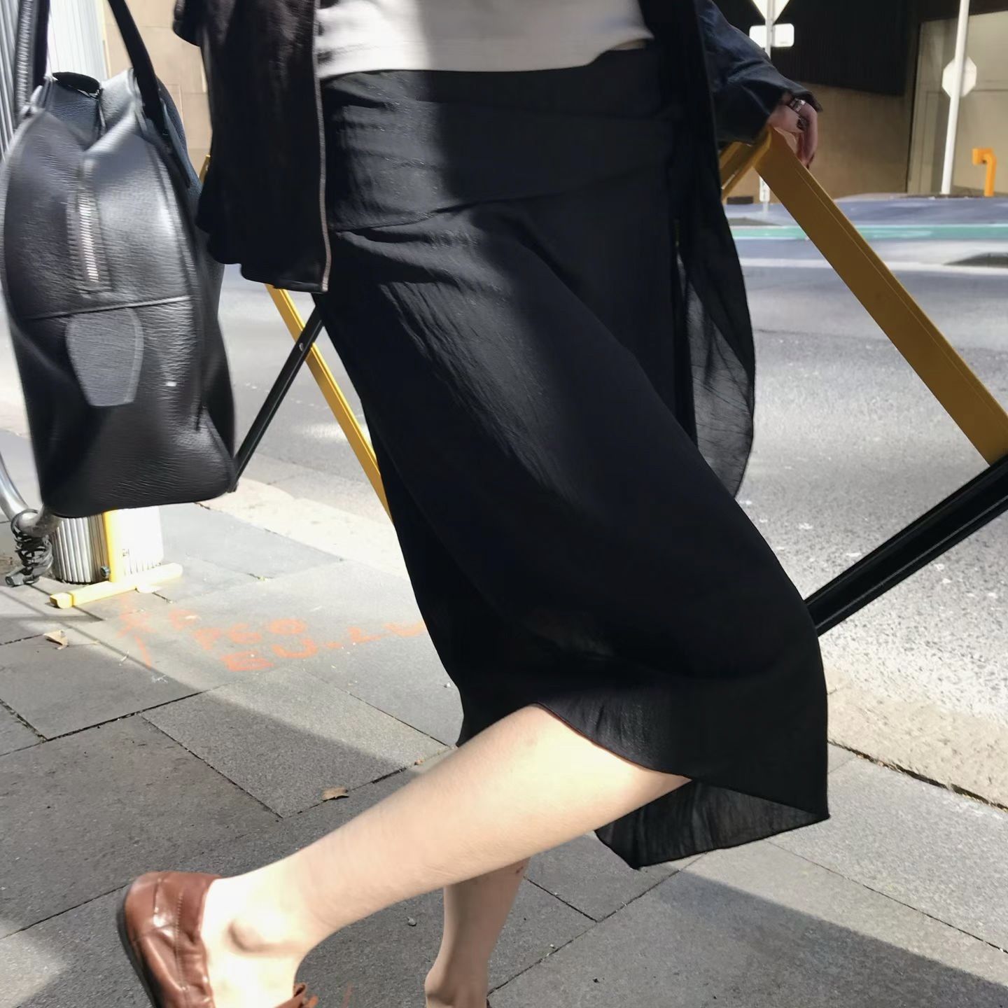 O07斜邊裙擺綁帶細緻光澤中長裙(黑/SM)