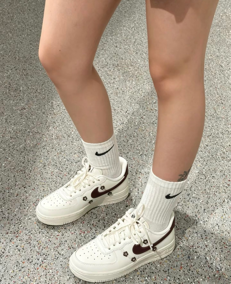 【預訂】NIKE AIR FORCE 1 酒紅棕奶油小雛菊-WOMEN