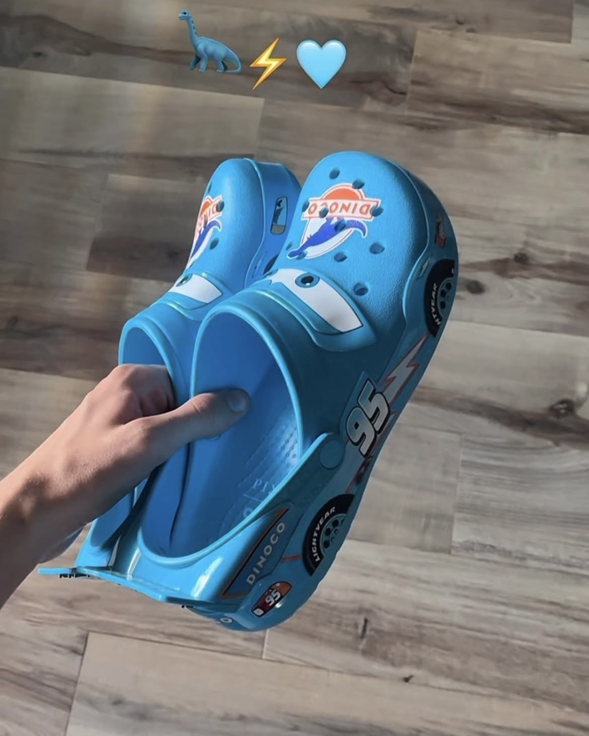CROCS X LIGHTNING MCQUEEN DINOCO CROCBAND 閃電麥坤 發光 洞洞鞋 拖鞋 涼鞋 防水 湖水藍 藍綠 男女鞋 213582-90H / 現貨