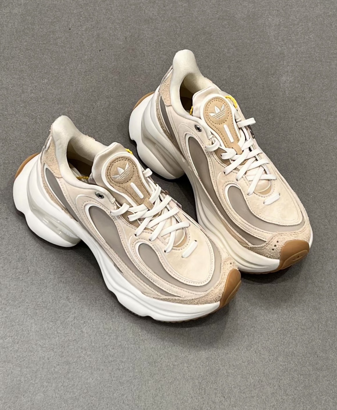 【10/9 - 10/11 週末優惠】Adidas Ozvenuz 焦糖 奶茶  米色  蝴蝶鞋 增高 厚底 宋雨琦同款 女鞋 KI0558