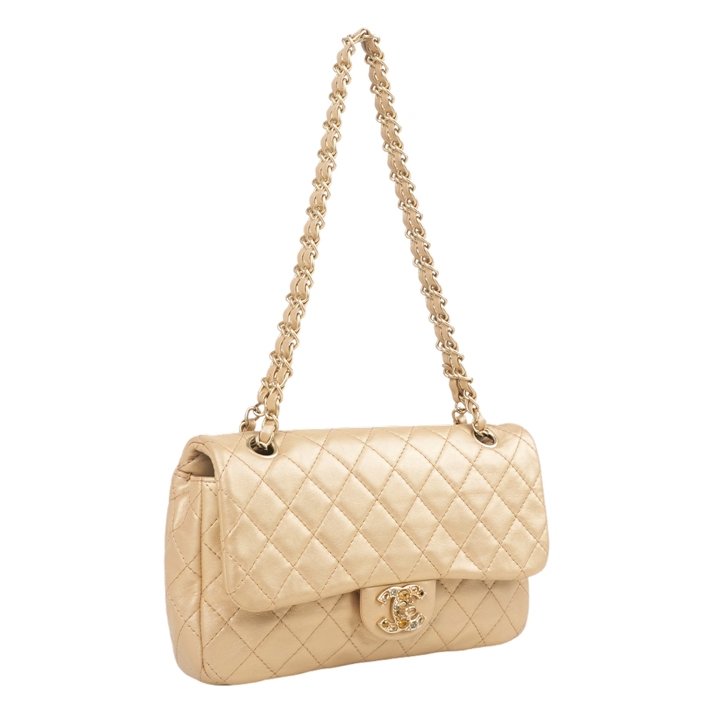 【CHANEL】CC Logo 寶石釦菱格紋羊皮翻蓋肩背包(香檳金)