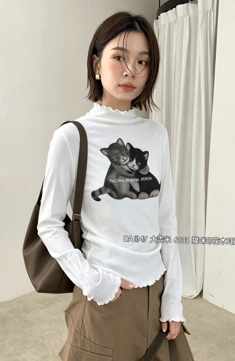 高領捲邊擁抱貓貓上衣