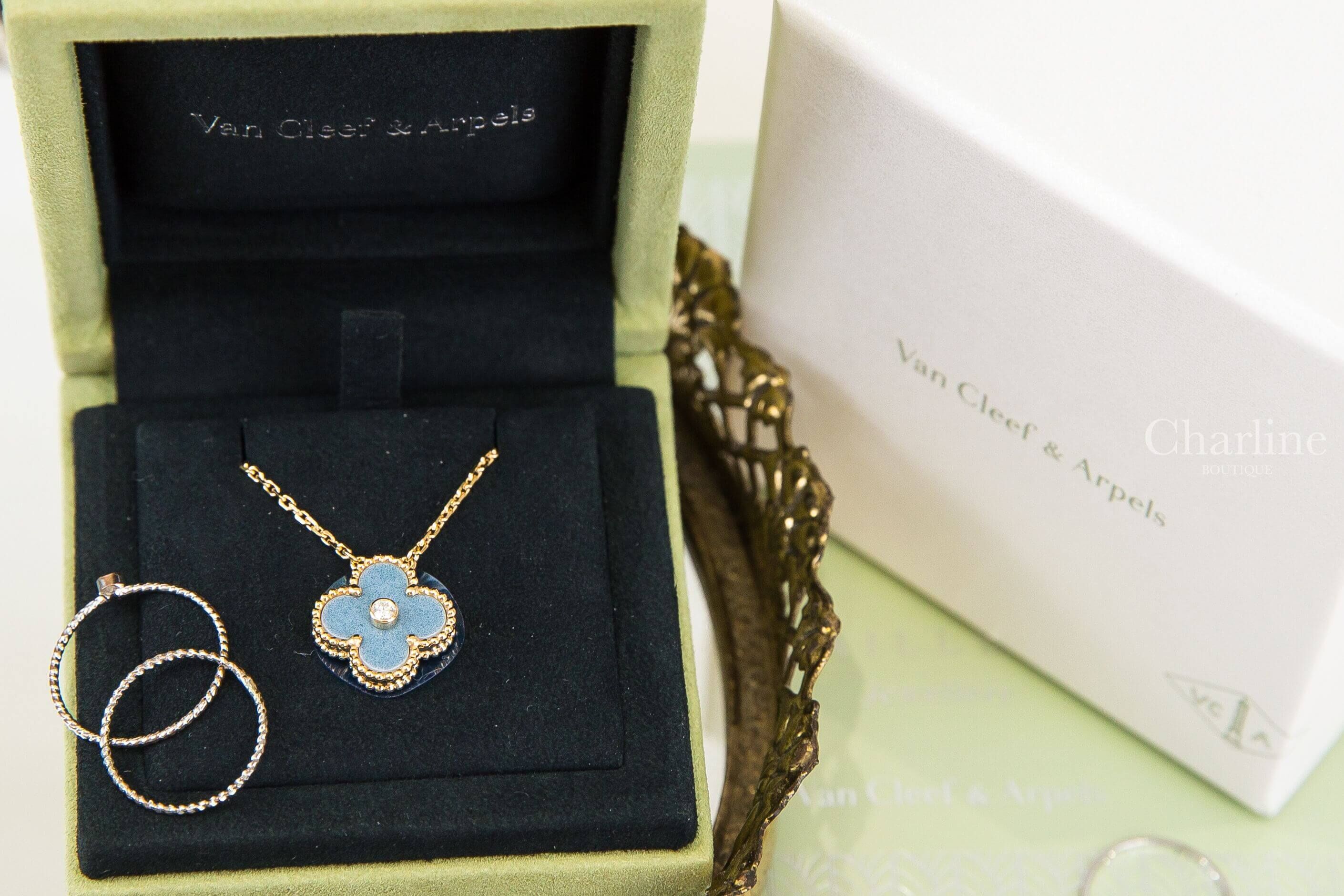 Van Cleef & Arpels Vintage Alhambra Pendant 聖誕節限定款藍色陶瓷18K金項鍊，四葉草吊墜正面與品牌珠寶盒展示