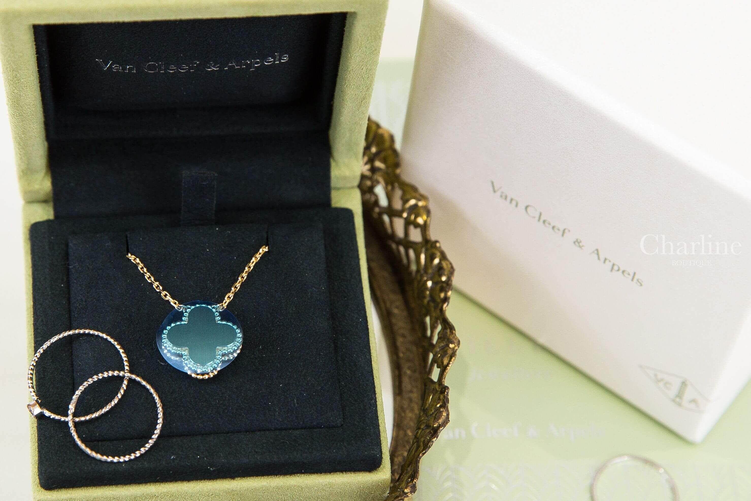 Van Cleef & Arpels Vintage Alhambra Pendant 聖誕節限定款藍色陶瓷18K金項鍊，四葉草吊墜背面與金色鍊條展示