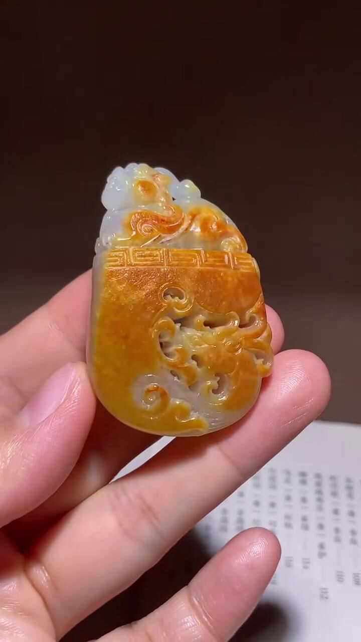 927713 和田玉籽料黃皮府上有龍掛件