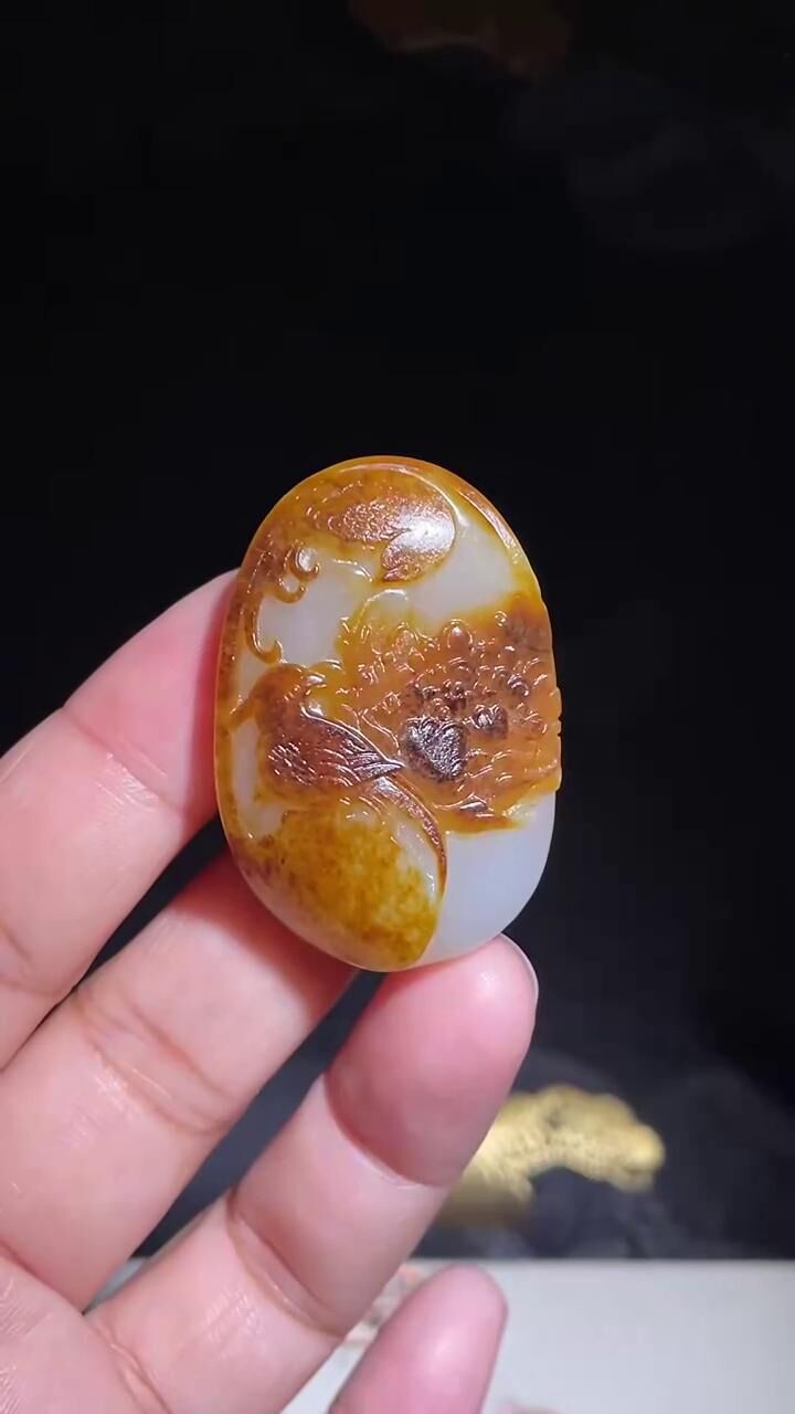 927715 和田玉黃沁油皮籽料鳳牡丹