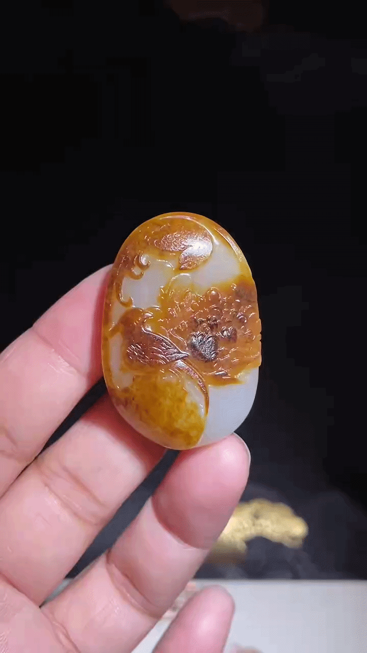 927715 和田玉黃沁油皮籽料鳳牡丹