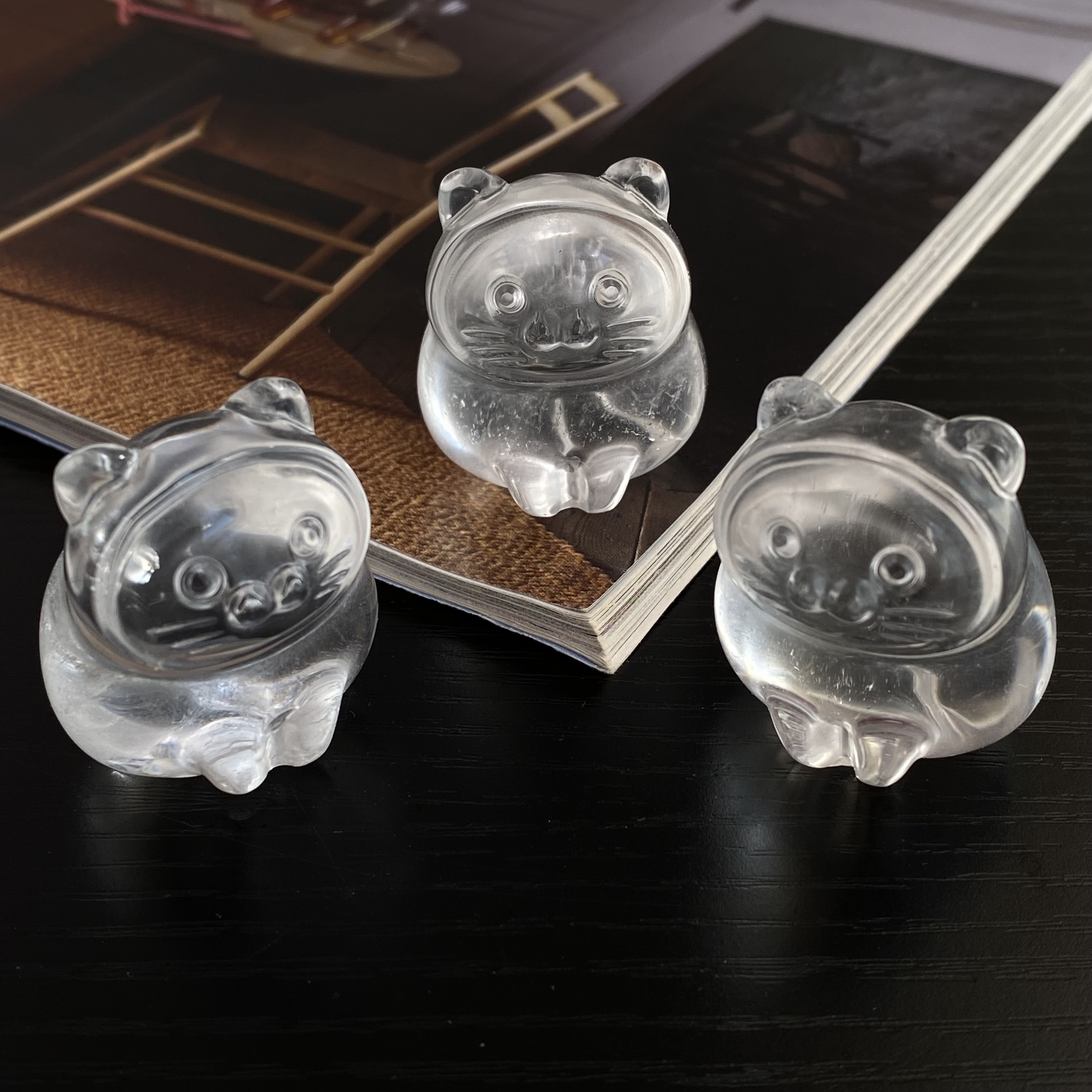 白水晶海豹貓雕刻件