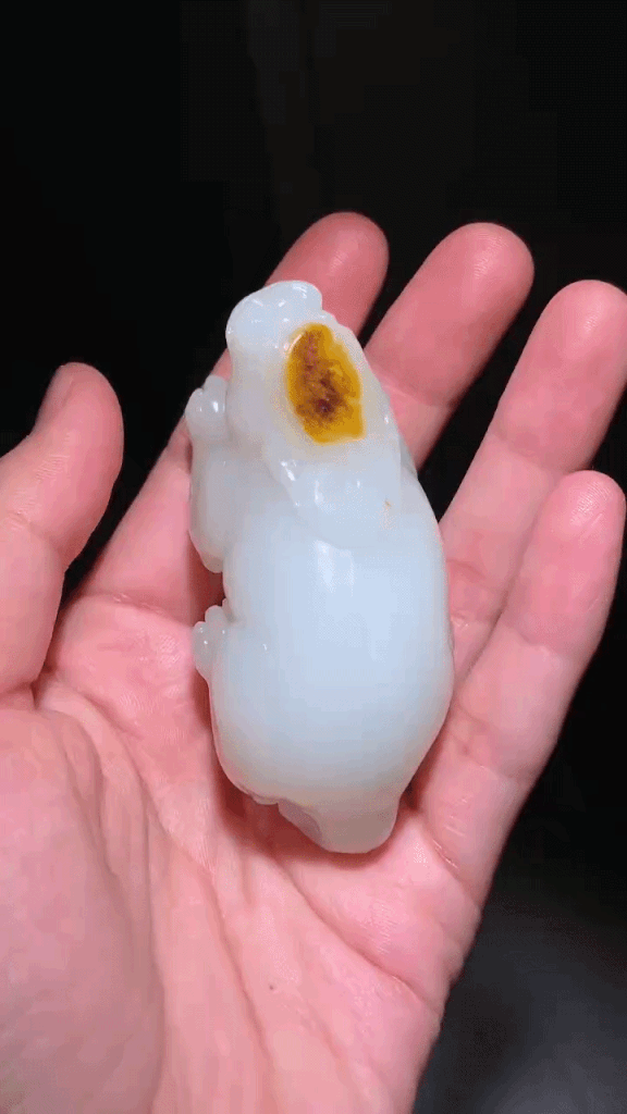 927719 和田玉籽料貔貅把件