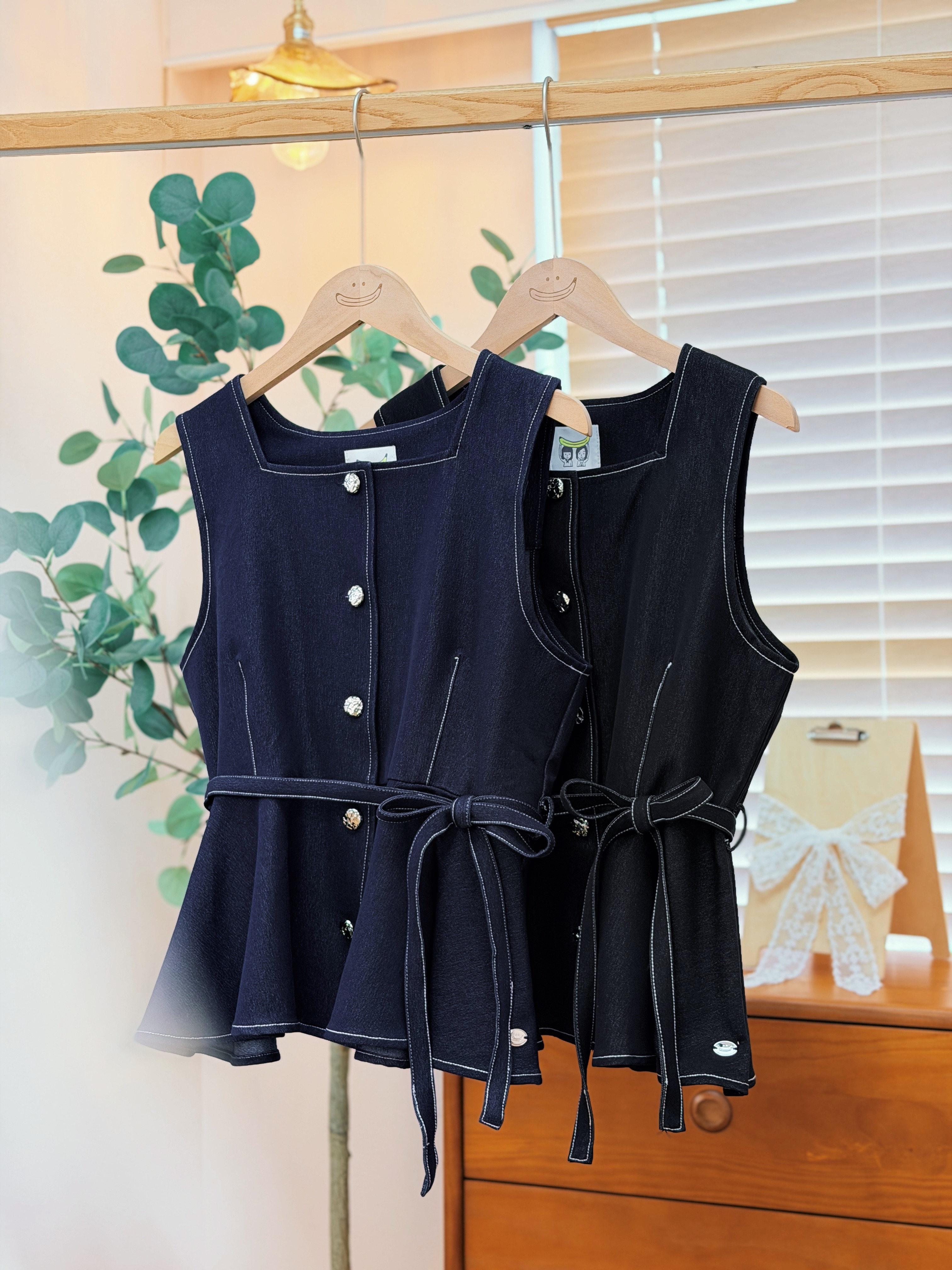 兩色 / 法式方領銀扣修腰背心 / Metallic Button Square Neck Tie-Waist Vest