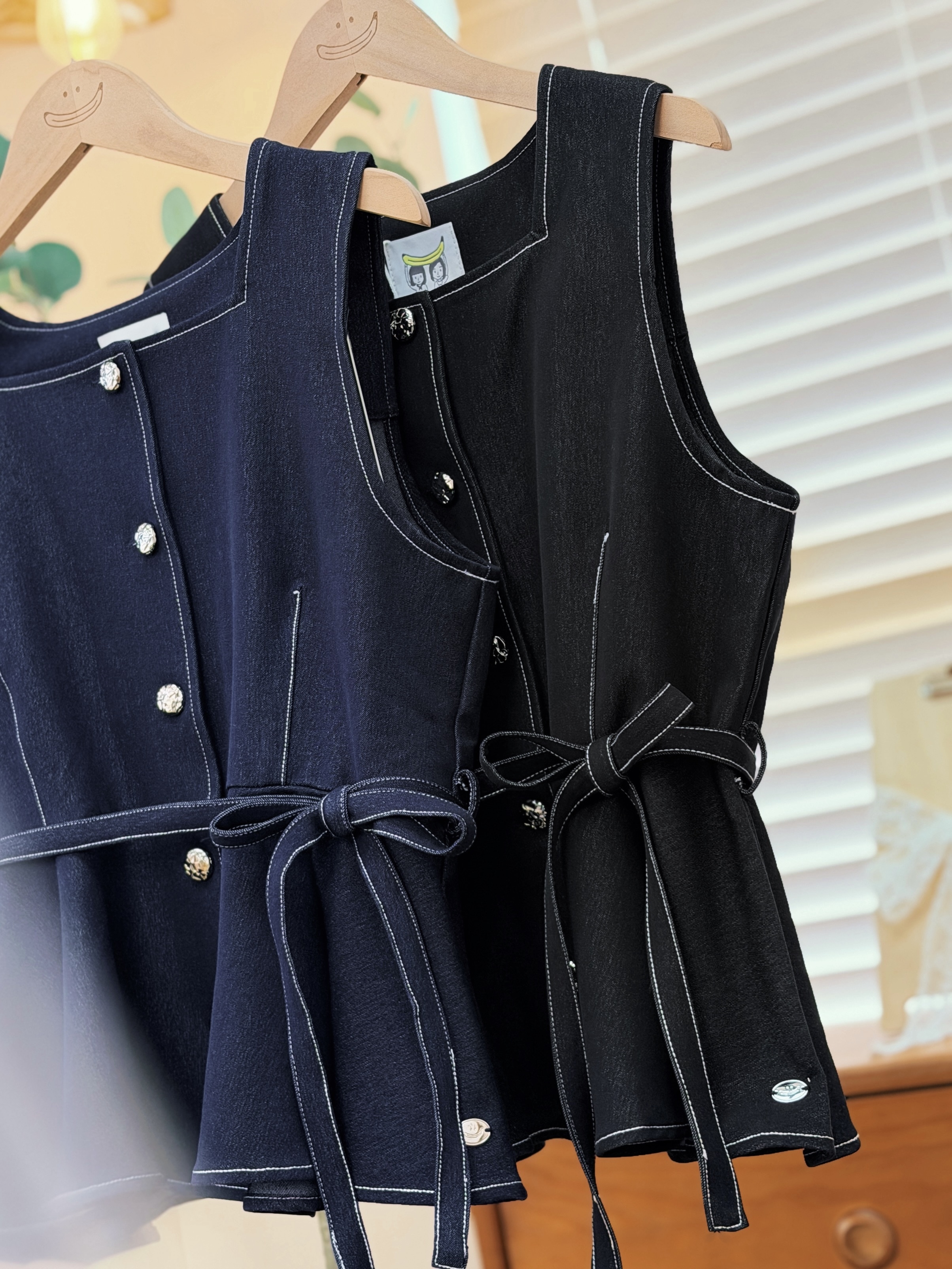 兩色 / 法式方領銀扣修腰背心 / Metallic Button Square Neck Tie-Waist Vest