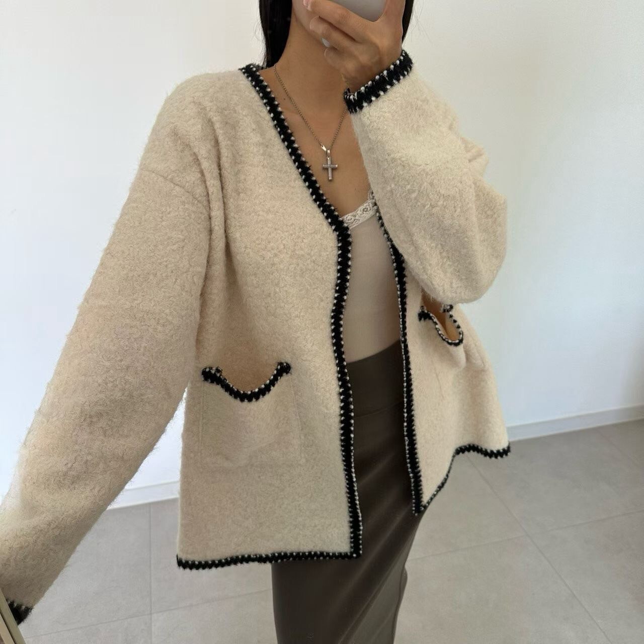 黑色鋸齒滾邊V領雙口袋開襟外套 / 2色