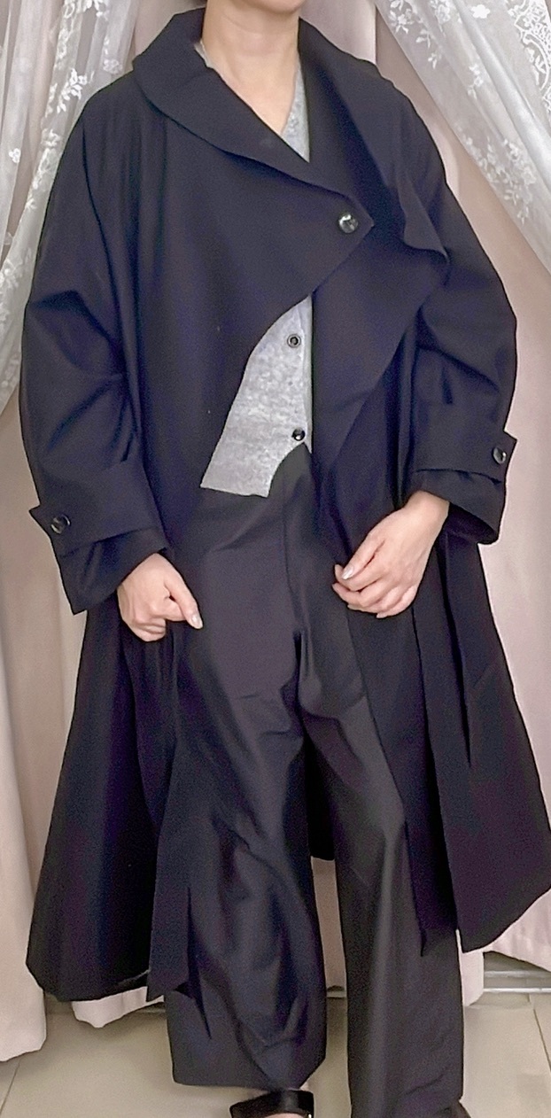 20261008 娜姐x老闆娘｜專櫃出口私藏隱奢衣櫥 ✨英倫赫本風大翻領綁帶長款風衣BLACK（FreeSize）