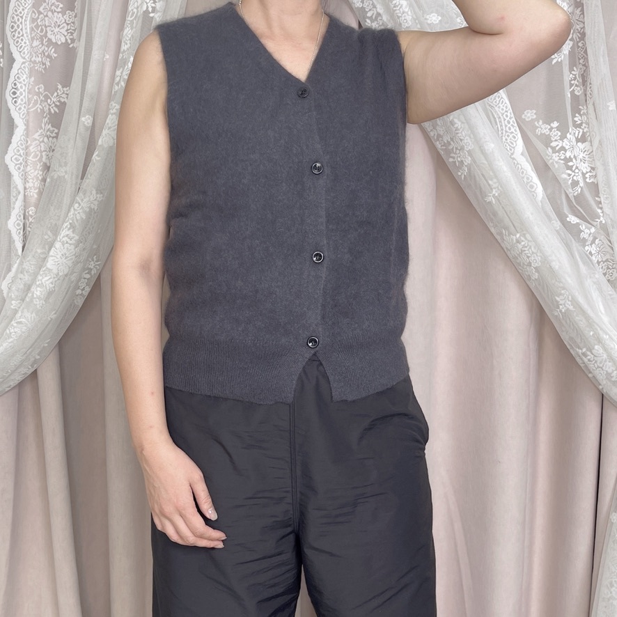 20261008 娜姐x老闆娘｜專櫃出口私藏隱奢衣櫥 ✨ 羊絨真絲V領開衫針織馬甲dark GREY（FreeSize）