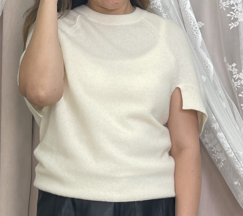 20261008 娜姐x老闆娘｜專櫃出口私藏隱奢衣櫥 ✨10%羊絨圓領斗篷式短袖針織衫Cream（FreeSize）