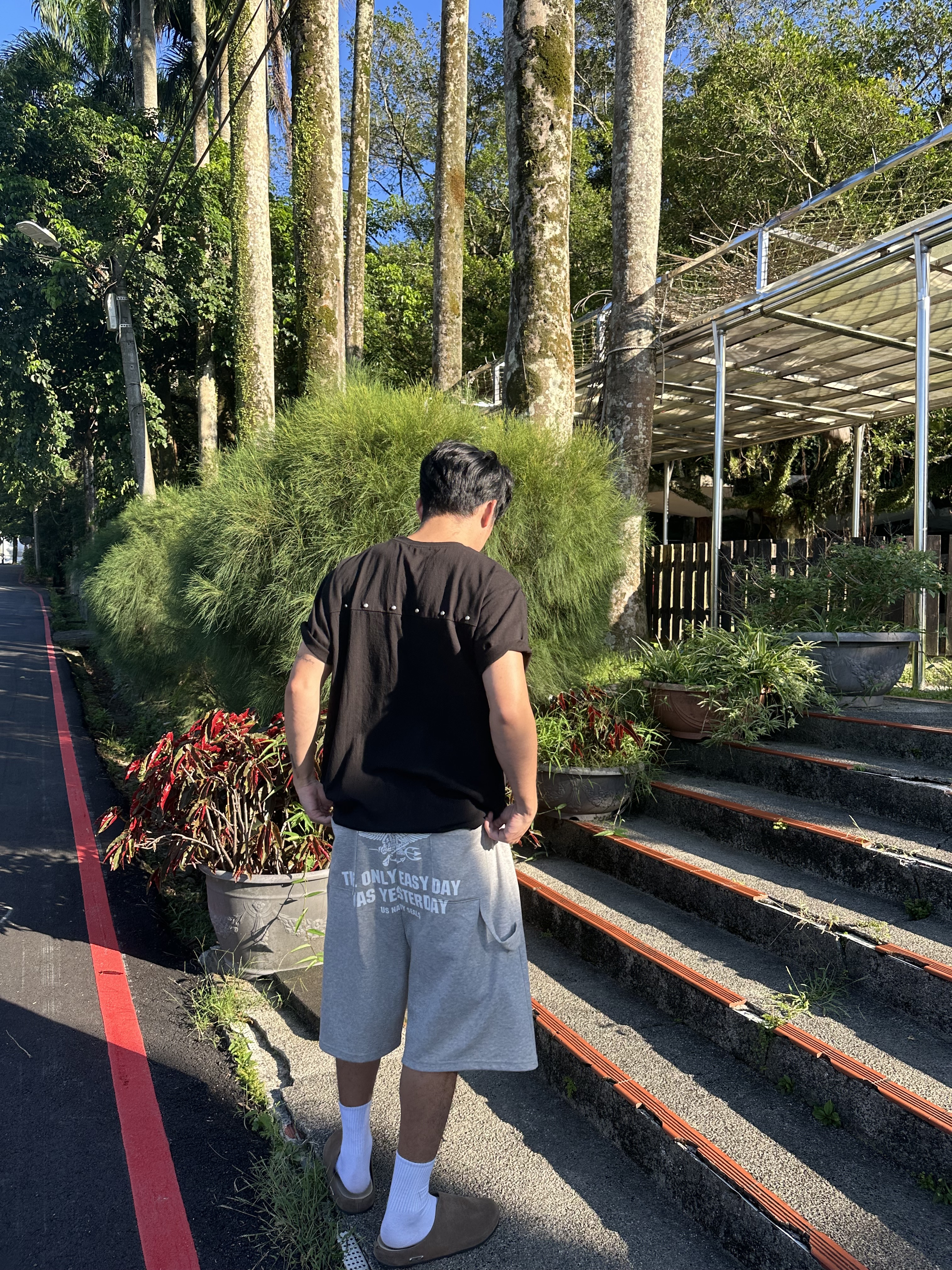 金屬卯釘 點綴 寬鬆短T