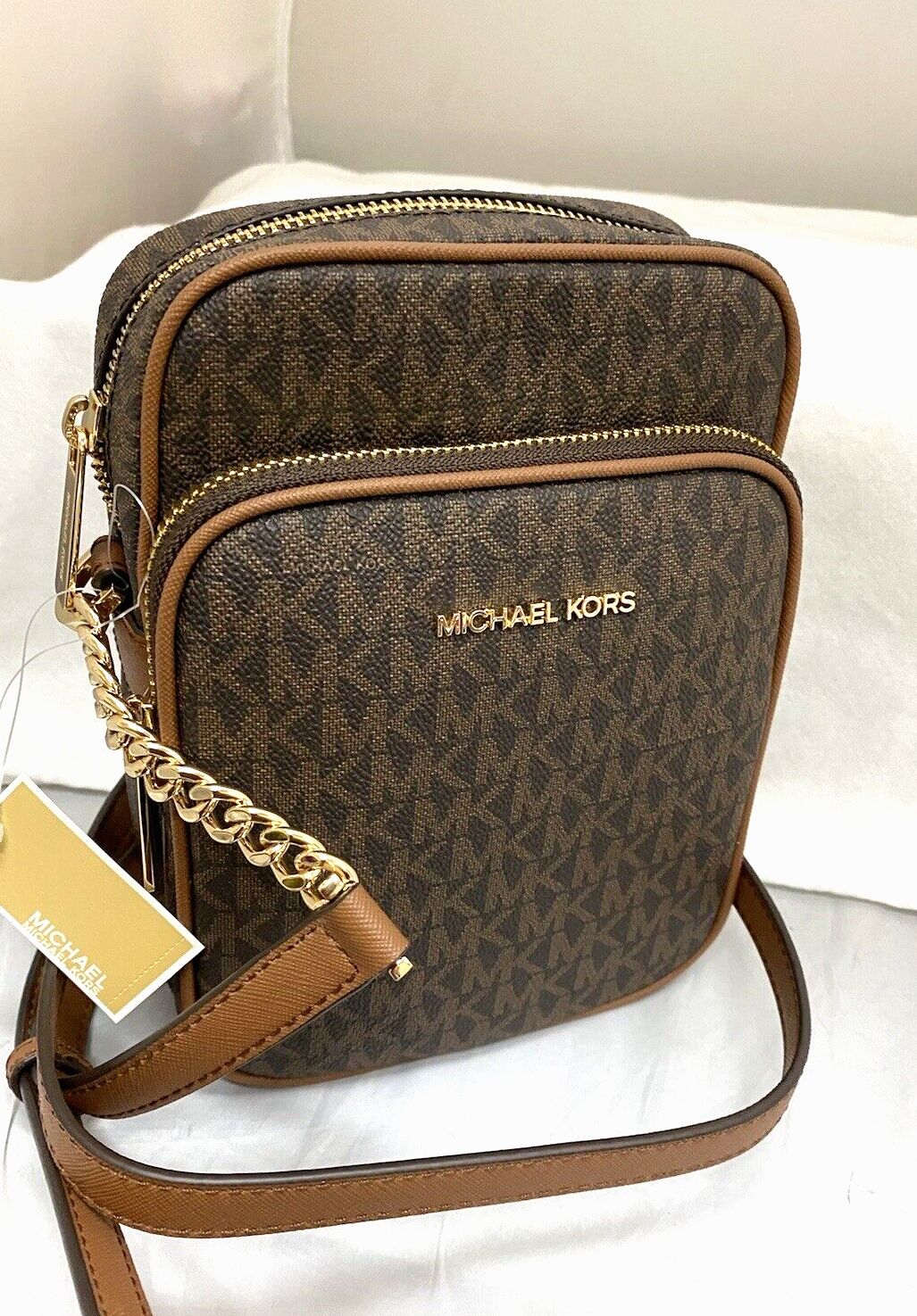 【預購】Michael Kors N100746 Travel 中號老花斜挎包