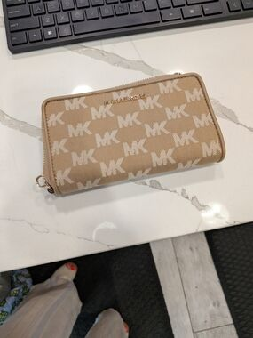 【預購】Michael Kors N100741 老花腕帶手拿包