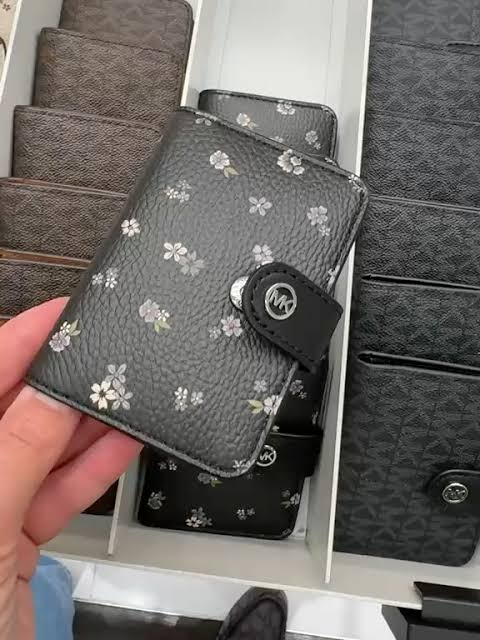 【預購】Michael Kors N100721 小花圖案銀包 (黑色)