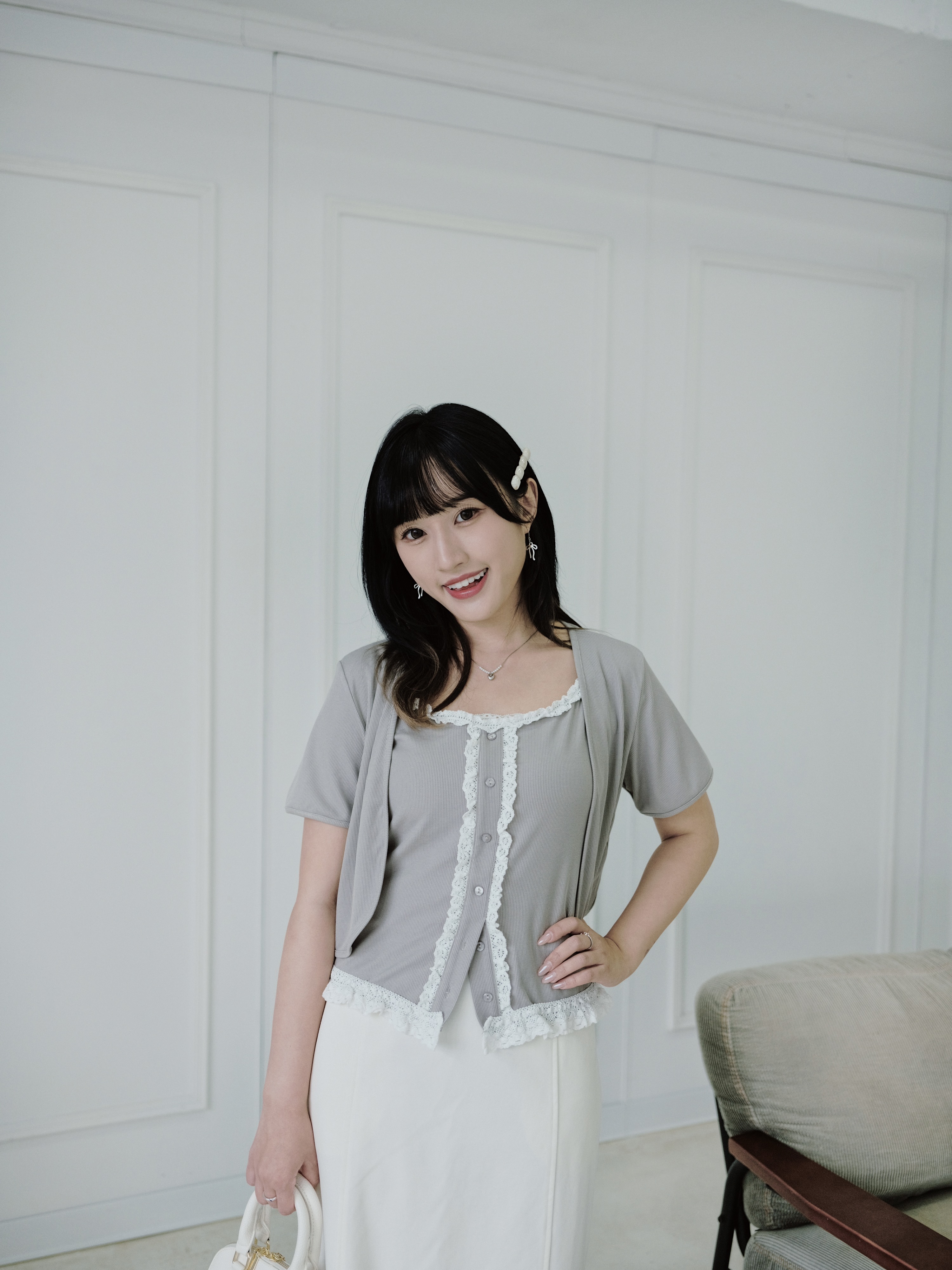 三色 / 精緻蕾絲排扣短袖兩件套 / Lace-Trimmed Button-Up Cardigan & Cami Two-Piece Set
