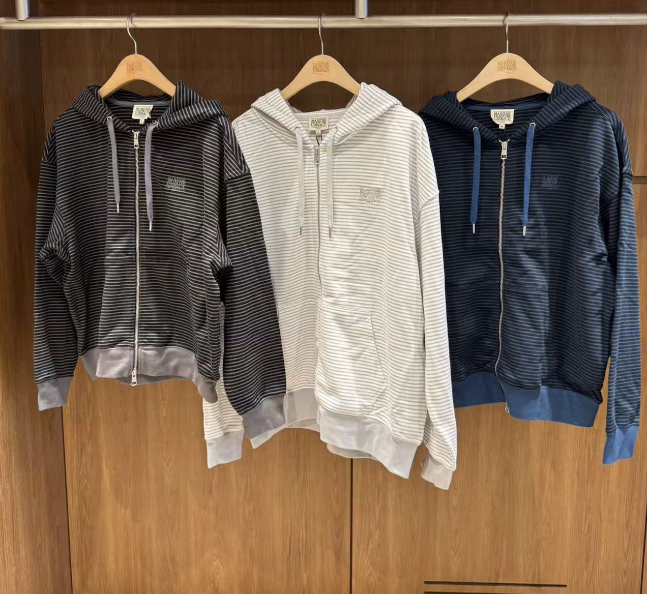 香港$1050!!連線入code再減😱!!  MARITHE FRANCOIS GIRBAUD (MFG)｜MFG46FHZ203 SMALL CLASSIC LOGO STRIPE OVERSIZED HOODIE ZIPUP [3 colors] M404
