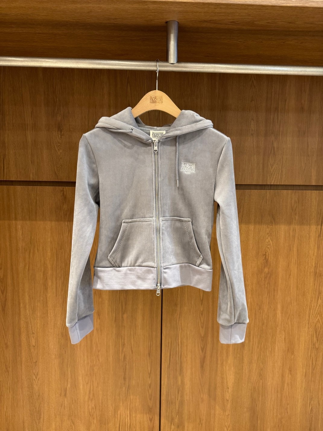 香港$930!!連線入code再減😱!! MARITHE FRANCOIS GIRBAUD (MFG)｜MFG46FHZ106 W SMALL CLASSIC LOGO SLIM FIT VELOUR CROP HOODIE ZIPUP [2 colors] M420