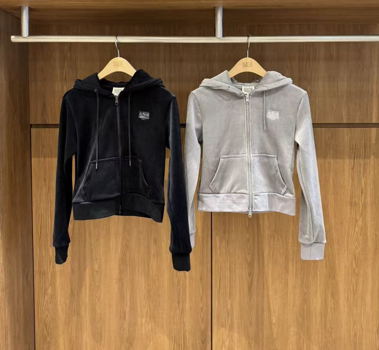 香港$930!!連線入code再減😱!! MARITHE FRANCOIS GIRBAUD (MFG)｜MFG46FHZ106 W SMALL CLASSIC LOGO SLIM FIT VELOUR CROP HOODIE ZIPUP [2 colors] M420