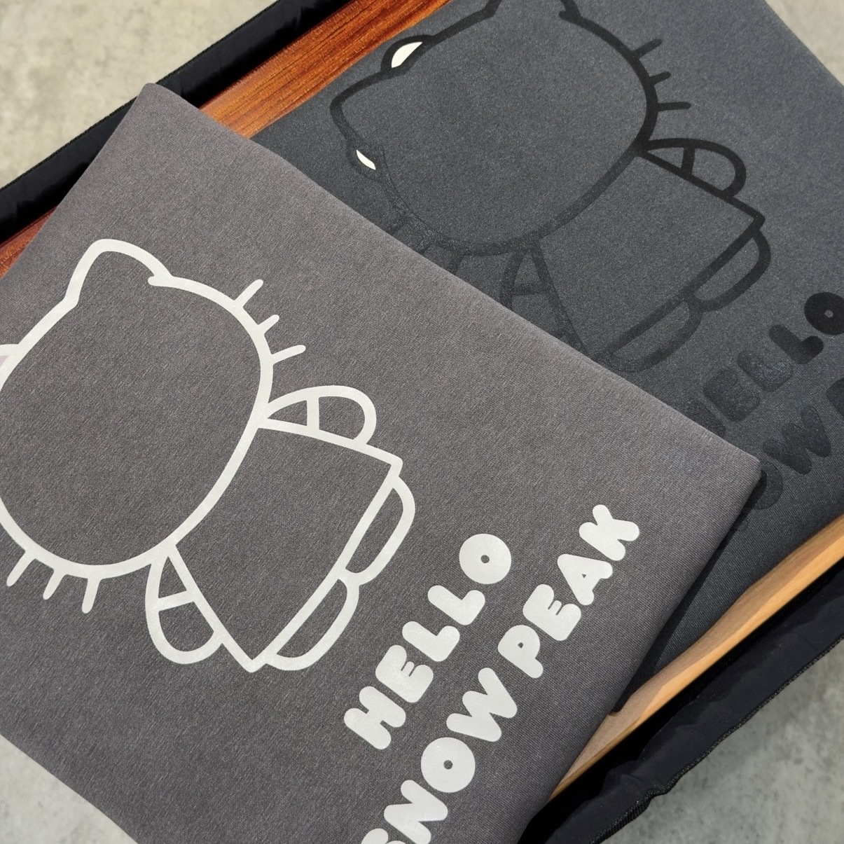 snow peak X Hello Kitty 聯名 Pigment Dyeing Women Sweatshirt 女款 輪廓線條Kitty 大學tee S26FWFHT85