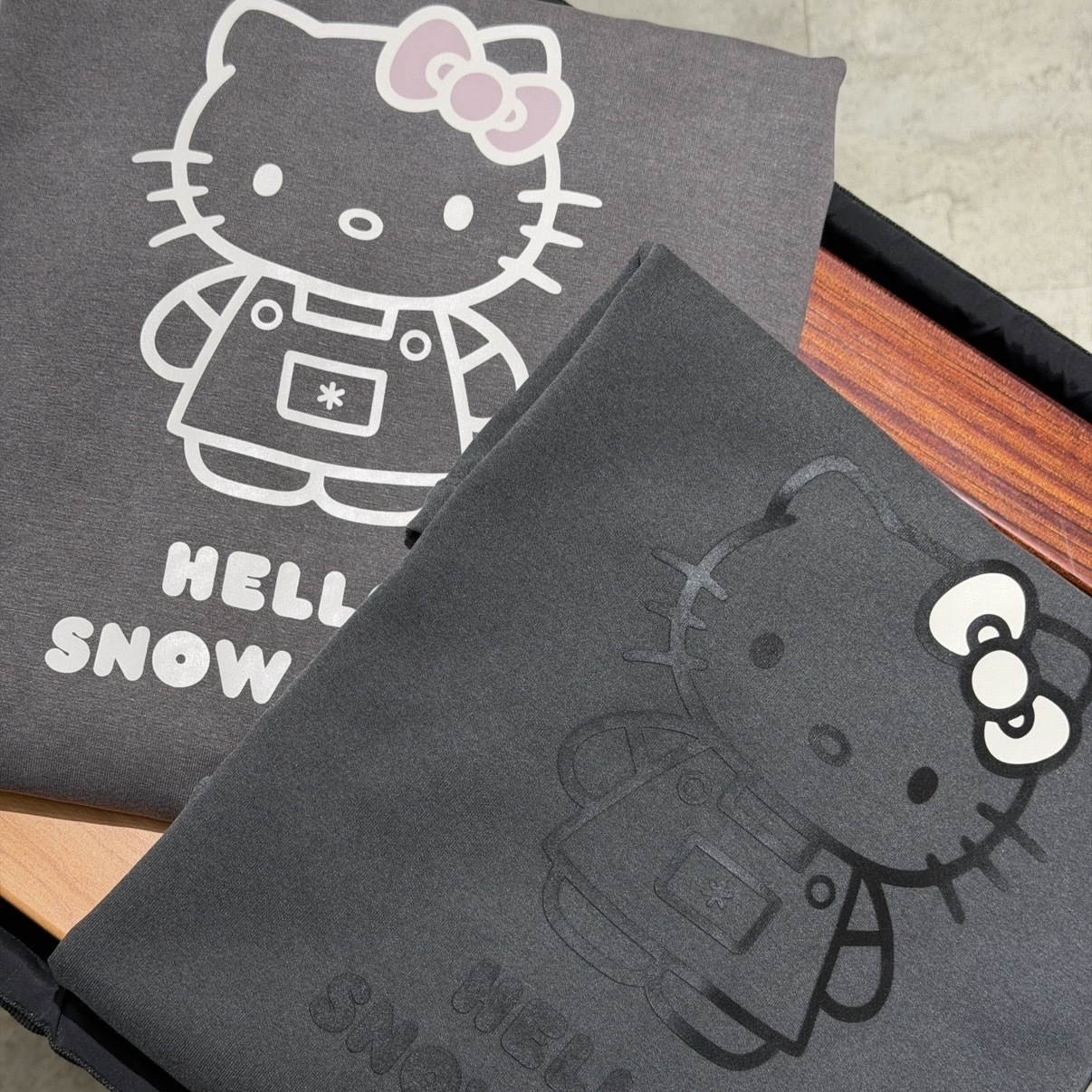 snow peak X Hello Kitty 聯名 Pigment Dyeing Women Sweatshirt 女款 輪廓線條Kitty 大學tee S26FWFHT85