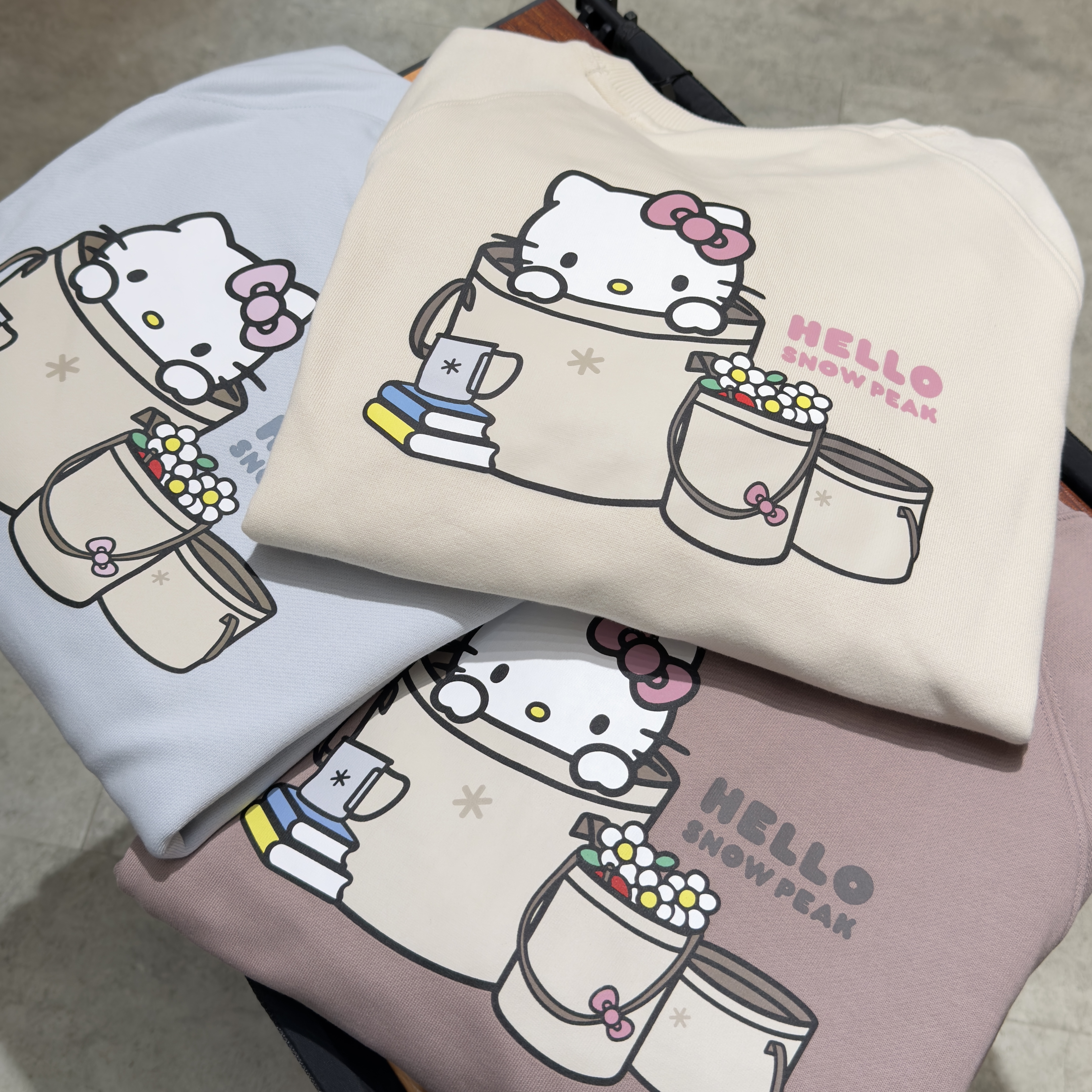 snow peak X Hello Kitty 聯名 Light Fleece-Lined Women Sweatshirt kitty 杯子躲貓貓 內刷毛 大學tee S26WWFHT87