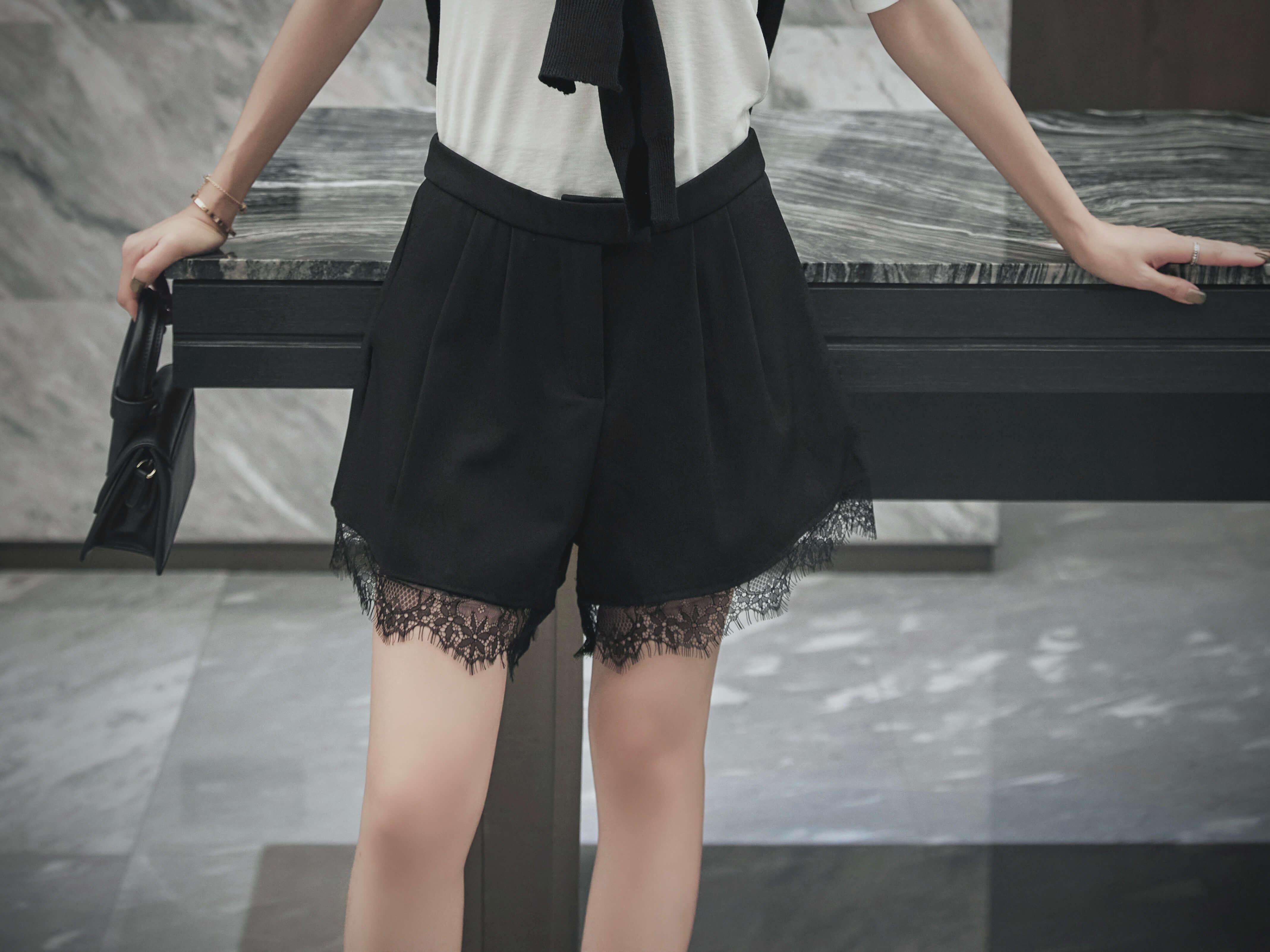 Lace Trimmed Pleated Shorts_PT2610L09
