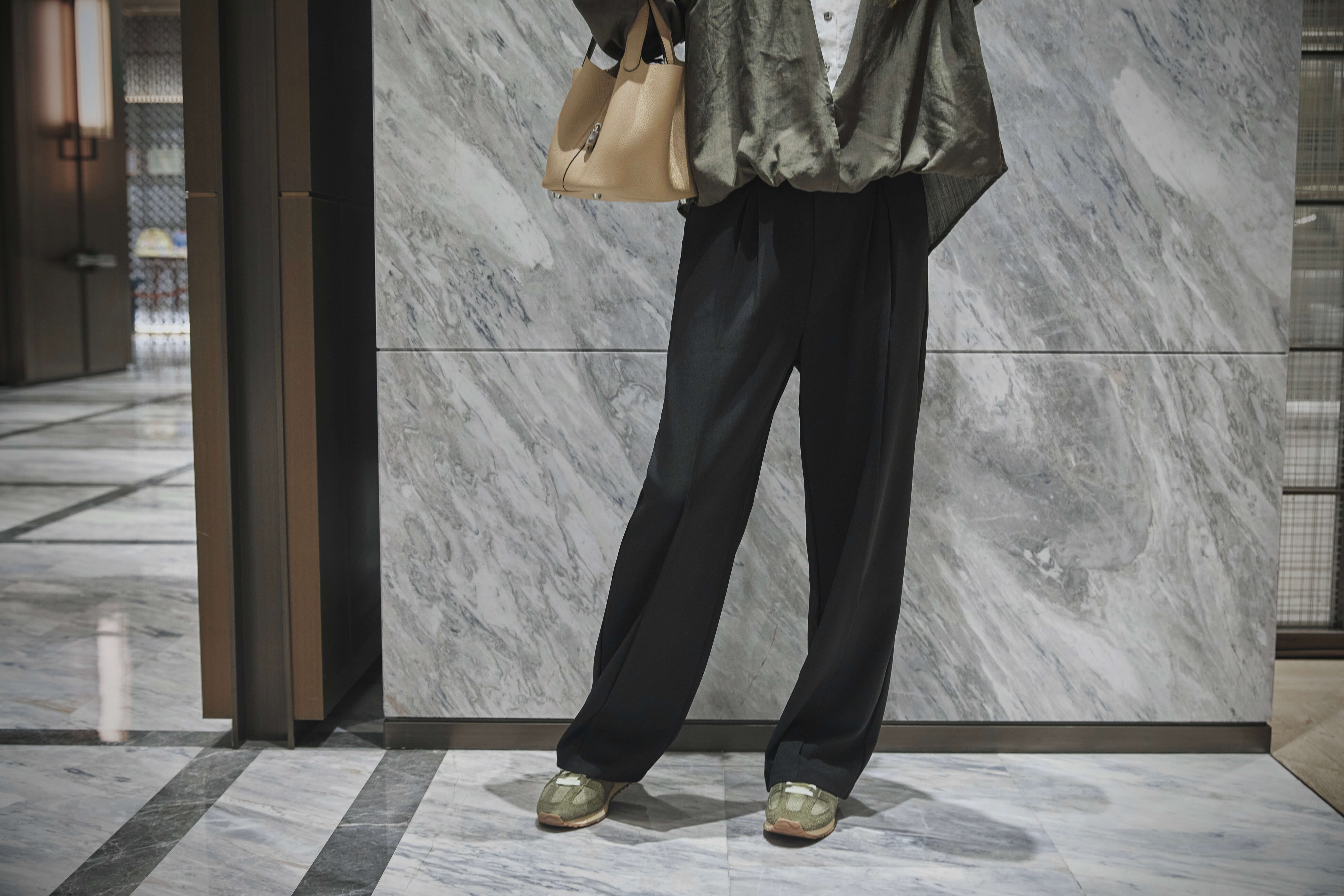 Pinched-Seam Straight Leg Pants_PT2412L33